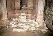 Khajuraho - Kandariya Mahadeva temple, the linga in the sanctum 